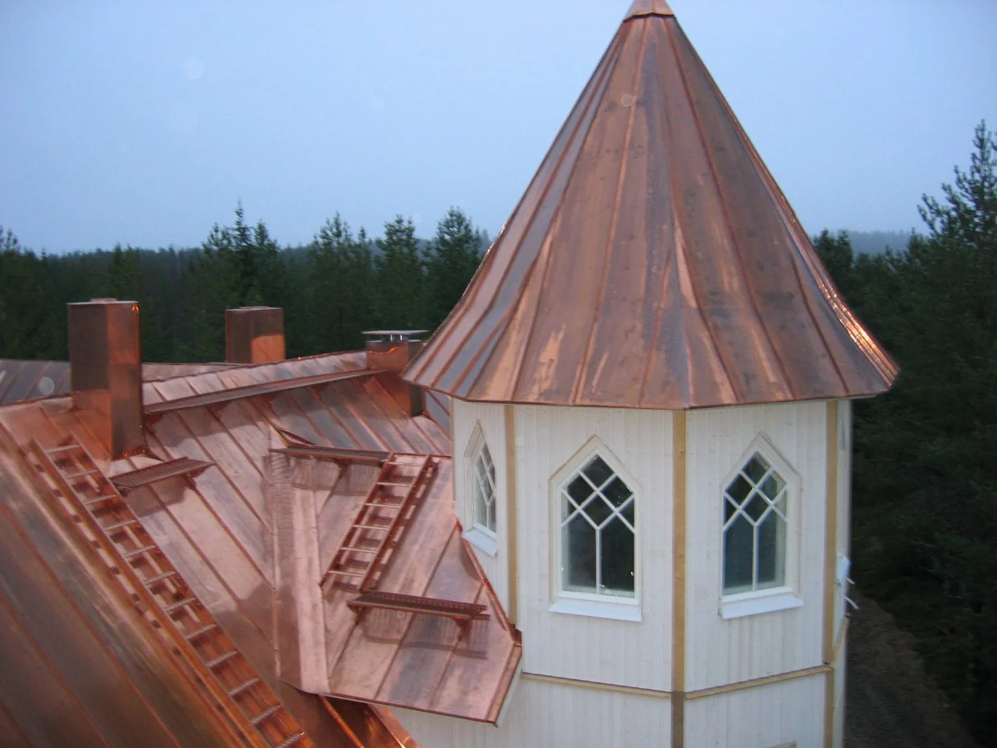 Kuparikatto kirkon tornissa